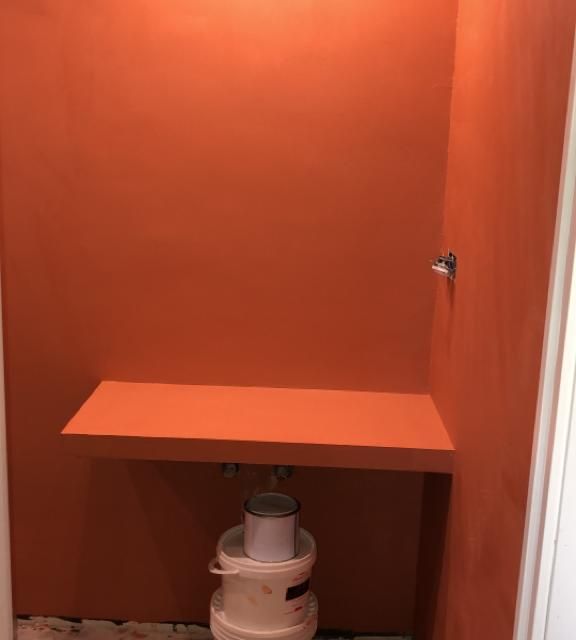 baño anaranjado recién pintado