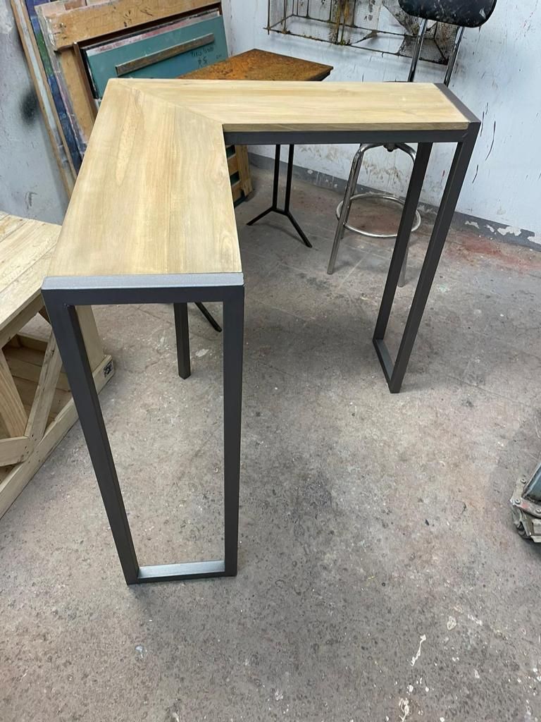 mesa de metal y madera en esquina
