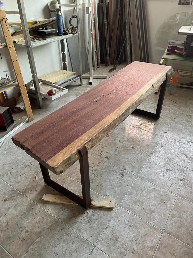 mesa metálica con listón de madera