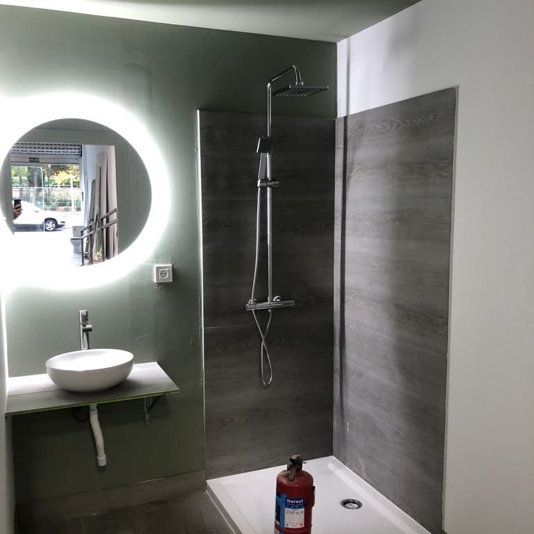 baño moderno con iluminación desde el espejo