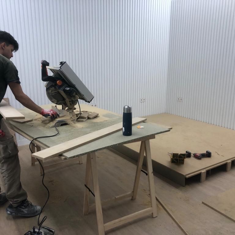 carpintero trabajando con la sierra de mesa