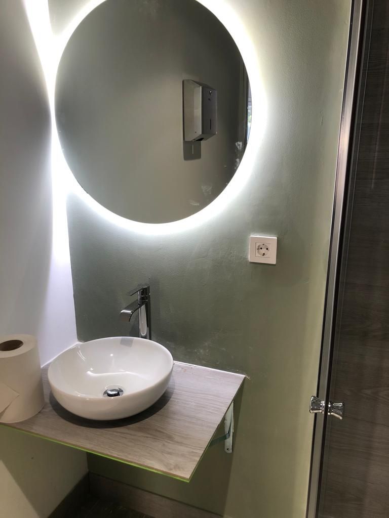 baño moderno con lavabo y espej con luz